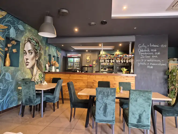 Sala z muralem i barem